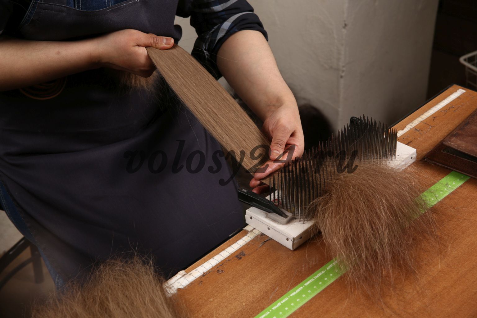 Прочесывание волос при помощи большой карды 